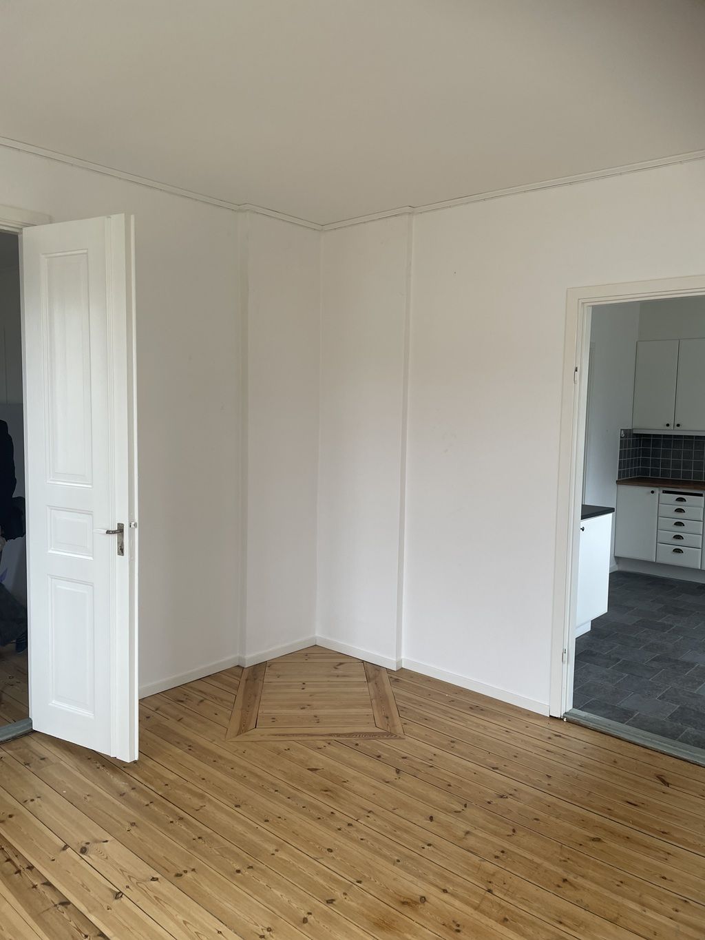 Rum där del av köket syns